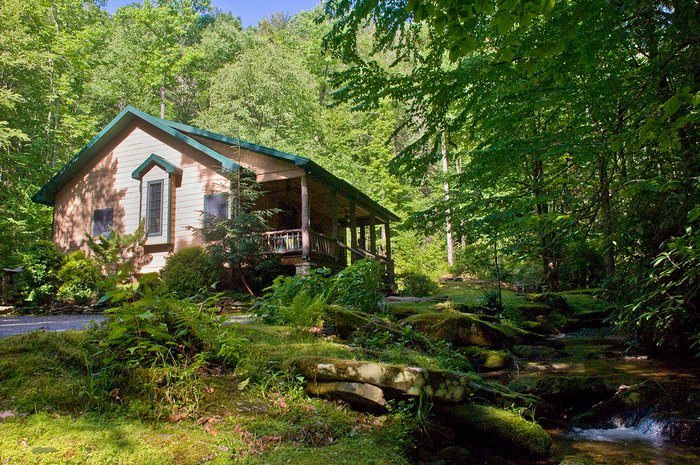 Enjoy These Cozy Waterfall Cabins In North Carolina