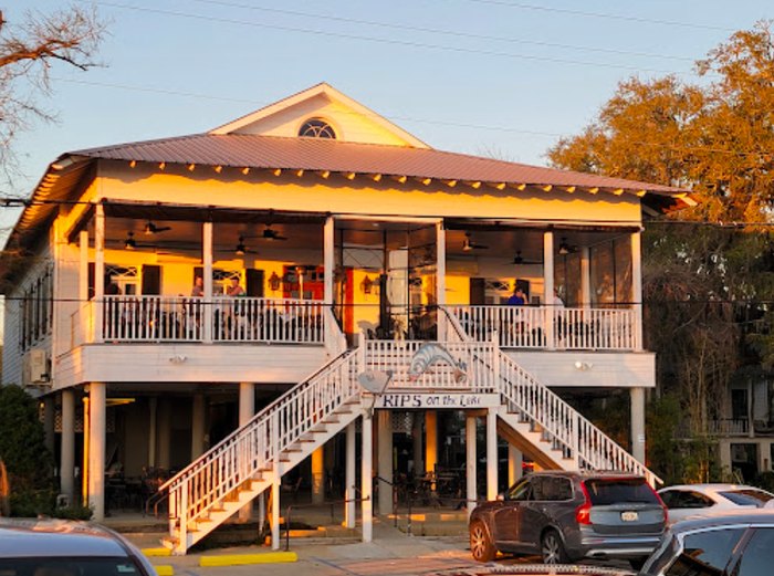 Waterfront Restaurant In Mandeville Louisiana Rips On The Lake