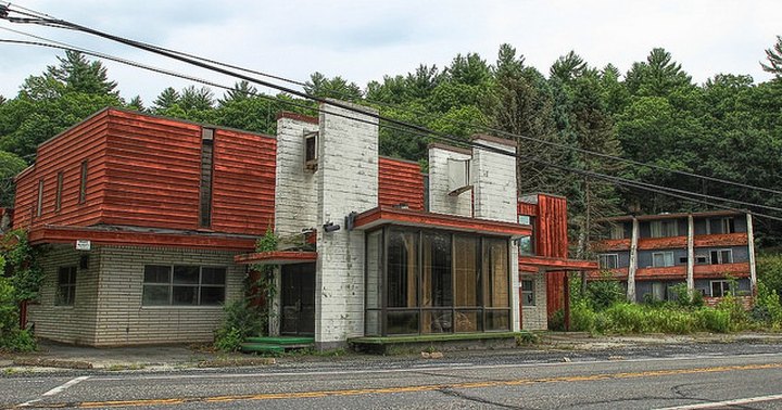 The Abandoned Penn Hills Resort In Pennsylvania Is Eerily Elegant