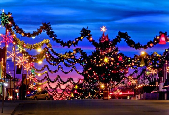Here Are The Top 10 Christmas Towns In Oklahoma. They're Magical.