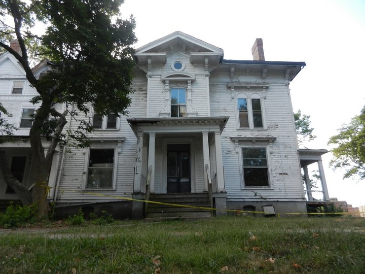 10 Creepy Houses In Illinois That Could Be Haunted