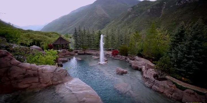 There's No Pool In The World Like This One In Utah