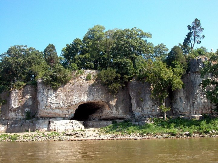 Hiking To This Aboveground Cave In Illinois Will Give You A Surreal Experience