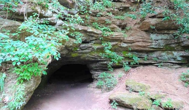 Hiking To This Aboveground Cave In North Carolina Will Give You A Surreal Experience