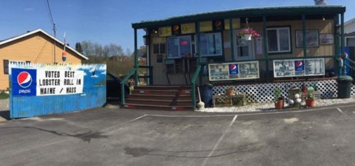 This Tiny Shop In Maine Serves Lobster Rolls To Die For