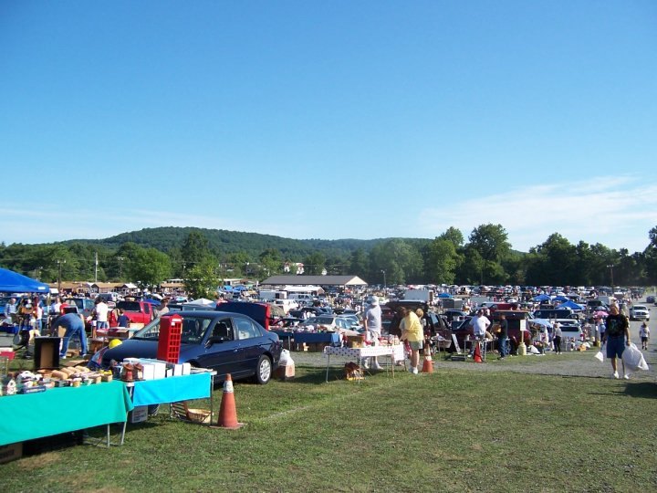 Everyone In Pennsylvania Should Visit This Epic Flea Market At Least Once