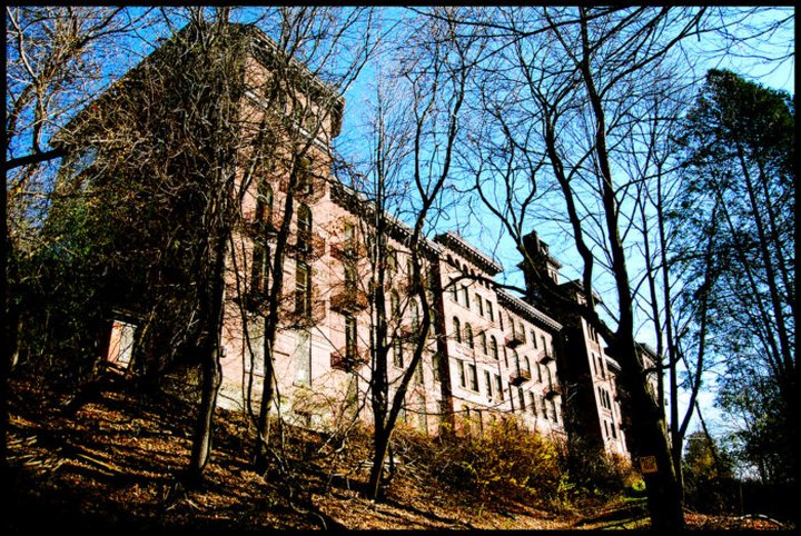 Nature Is Reclaming This Abandoned Sanatorium In New York And It's Hauntingly Beautiful