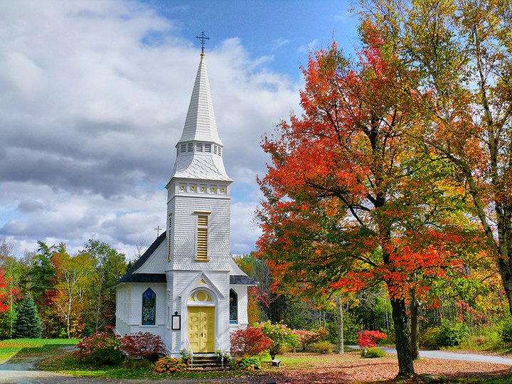 The Chapel In New Hampshire That's Located In The Most Unforgettable Setting