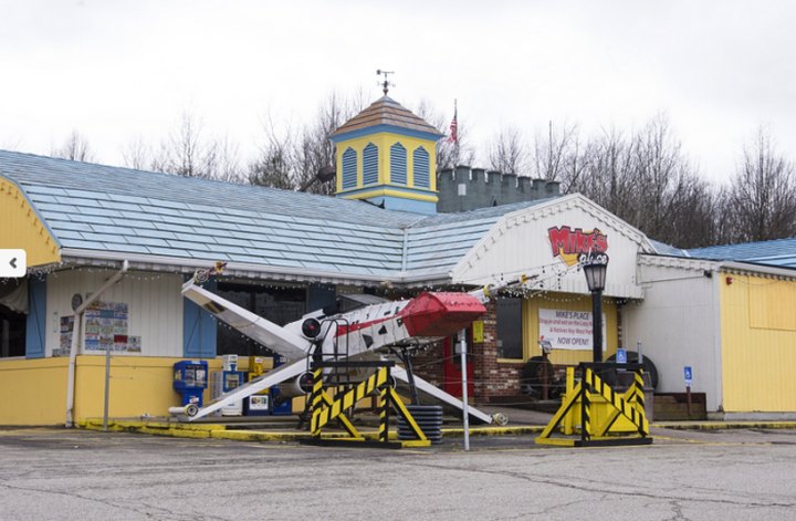 The Quirkiest Restaurant In Ohio, Mike's Place, Has A Hodgepodge Of Themes