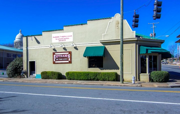 Shane's Restaurant Has Burgers, Fries, And Mile-High Pies In Arkansas