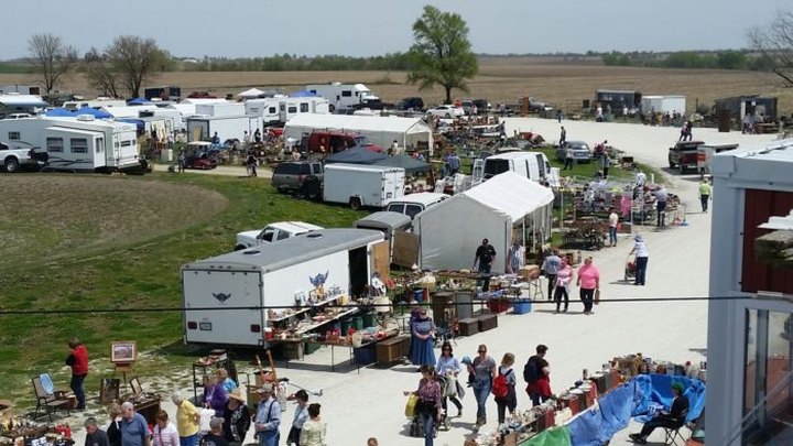 Everyone In Iowa Should Visit This Epic Flea Market At Least Once