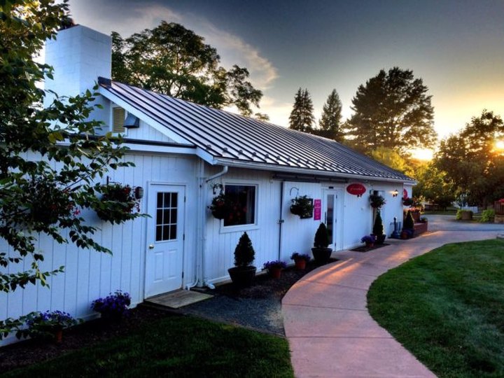 This Charming Restaurant In The Heart Of Wine Country Is A Virginia Dream