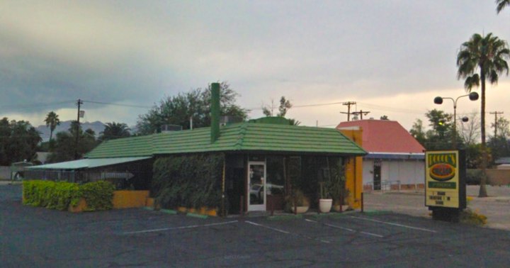 The Little Hole-In-The-Wall Restaurant That Serves The Best Pizza In Arizona