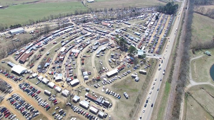 You Could Easily Spend All Weekend At This Enormous Mississippi Flea Market