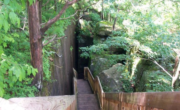 The Hiking Trail Hiding In Illinois That Will Transport You To Another World