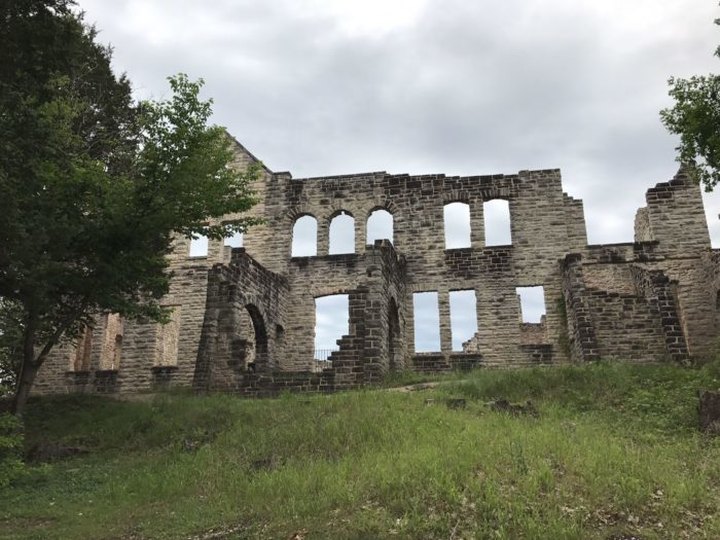 The Awesome Hike In Missouri That Will Take You Straight To An Abandoned Castle