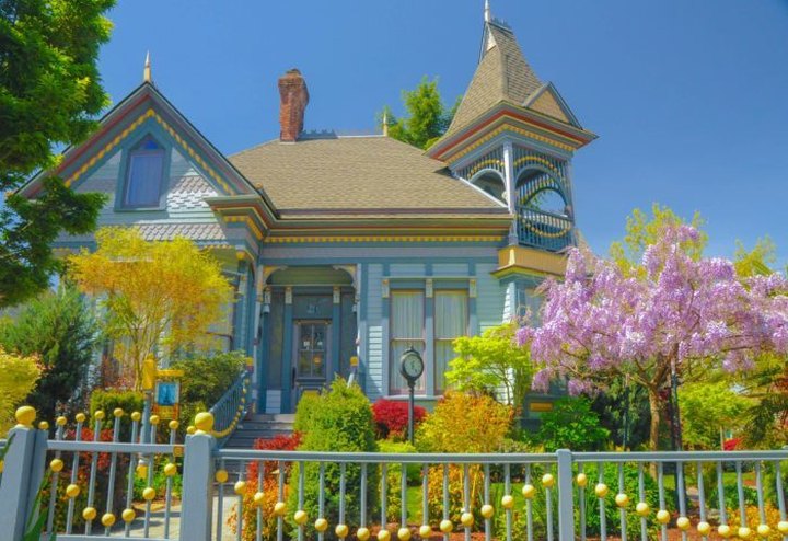 You'll Fall In Love With This Eccentric Bed And Breakfast Hiding In Oregon
