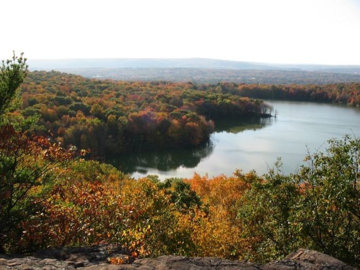 The One Hikeable Lake In Connecticut That's Simply Breathtaking In The Fall
