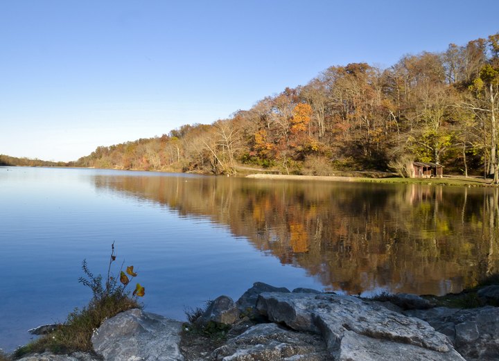 The One Hikeable Lake In Arkansas That's Simply Breathtaking In The Fall