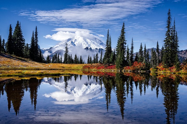 The One Hikeable Lake In Washington That's Simply Breathtaking In The Fall
