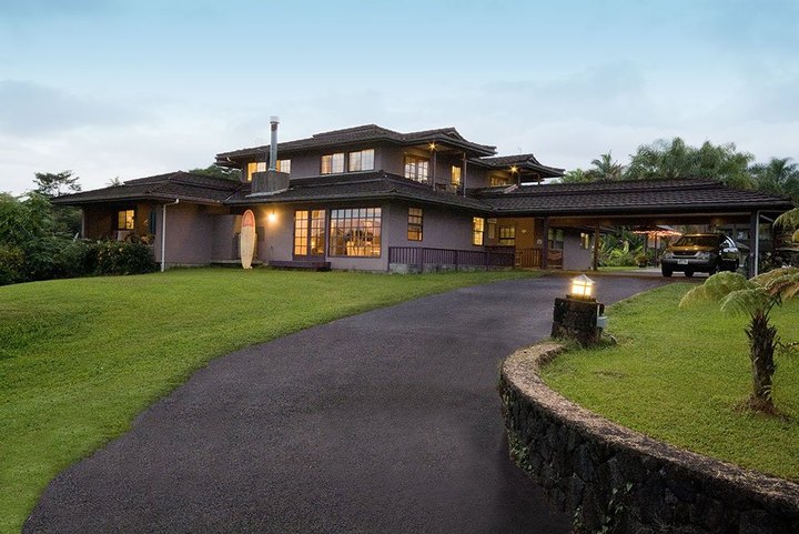 The Breathtaking Bed And Breakfast In Hawaii That Overlooks A Waterfall