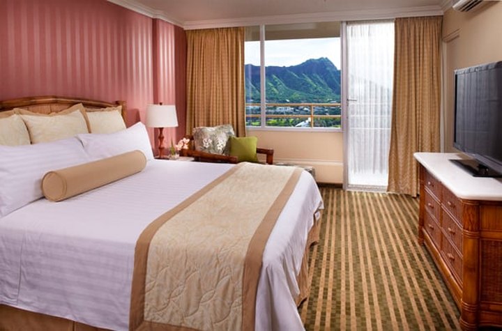 Wake Up To Stunning Views Of Diamond Head At This Affordable Hawaii Hotel