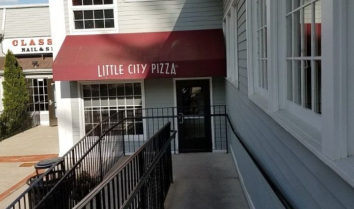 The Little Hole-In-The-Wall Restaurant That Serves The Best Pizza In Connecticut
