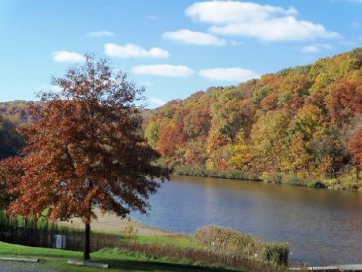 The One Hikeable Lake Near Pittsburgh That's Simply Breathtaking In The Fall