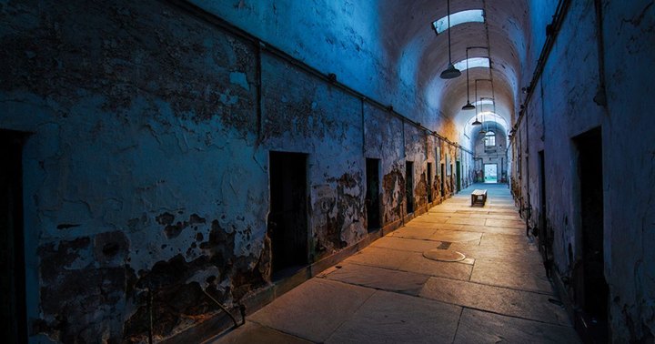 A Terrifying Tour Of This Haunted Prison In Philadelphia Is Not For The Faint Of Heart
