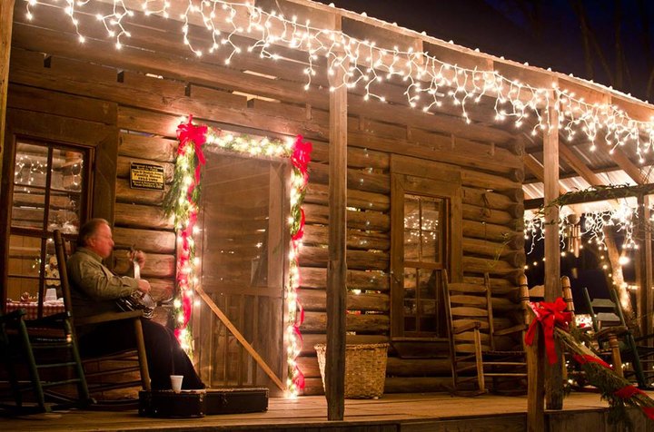 This Christmas Farm In Mississippi Will Positively Enchant You This Season