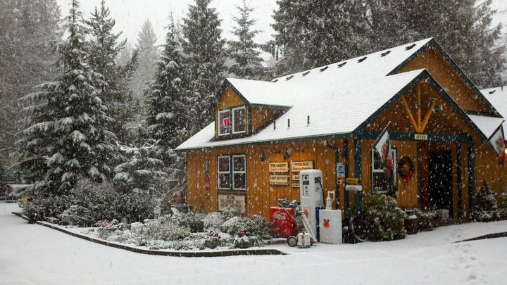 7 Enchanting Oregon Cabins Where You Can Watch The Snow Fall This Winter