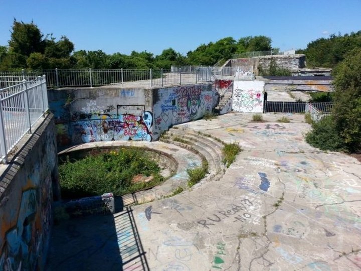 6 Staggering Photos Of An Abandoned Fort Hiding In Rhode Island