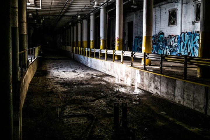 11 Staggering Photos Of An Abandoned Factory Hiding In Missouri