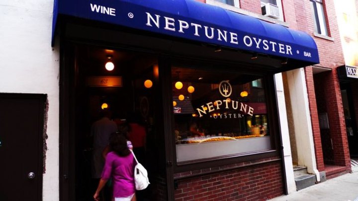 This Iconic Restaurant In Boston Just Might Serve The Best Lobster Roll In The Entire World