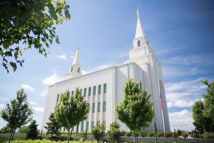 The Temple In Kansas City That's Located In The Most Unforgettable Setting