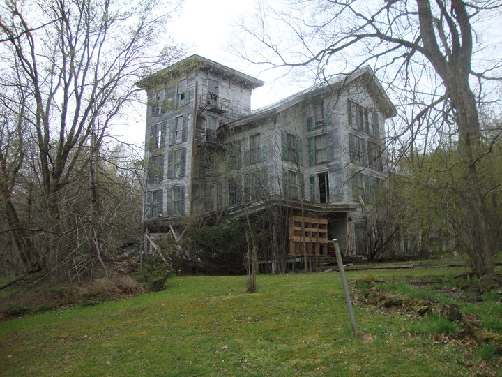 The History Behind This Remote Hotel In Vermont Is Both Eerie And Fascinating