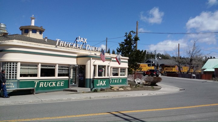 You Can Watch Trains While Eating At This Old School Diner In Northern California