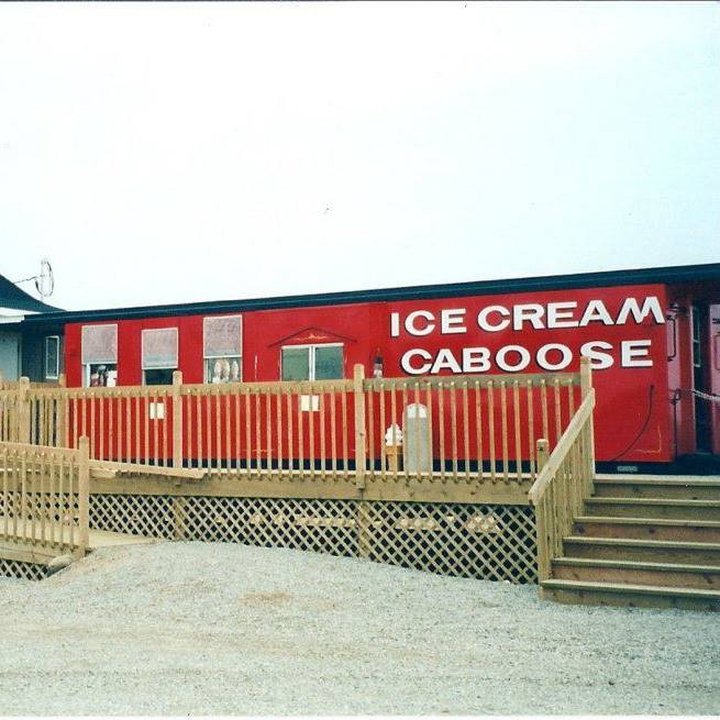 The Delightful Ice Cream Shop In Michigan That's Tucked Away In A Train Car