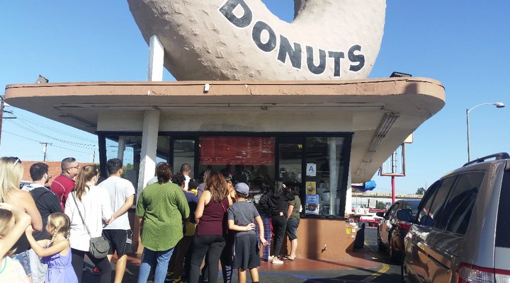 The 24-Hour Donut Shop That's One Of The Most Iconic Destinations In Southern California