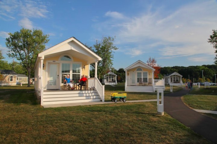 These Lakefront Cottages Near Cleveland May Become Your New Favorite Destination
