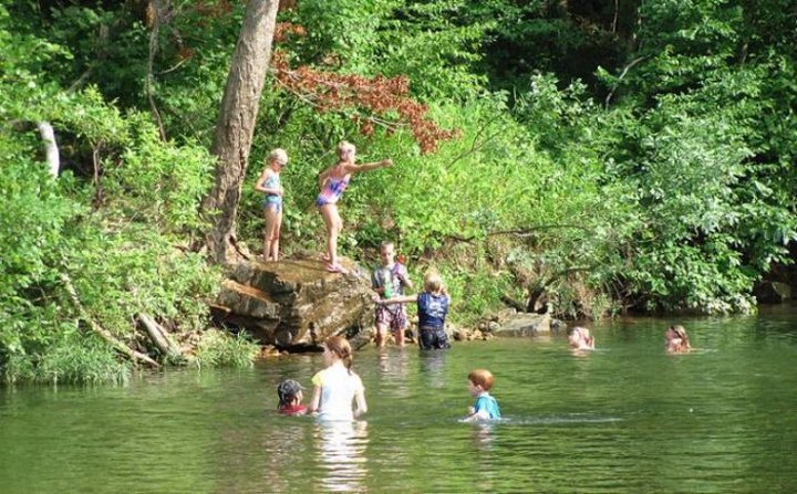 The Hike To This Gorgeous Missouri Swimming Hole Is Everything You Could Imagine