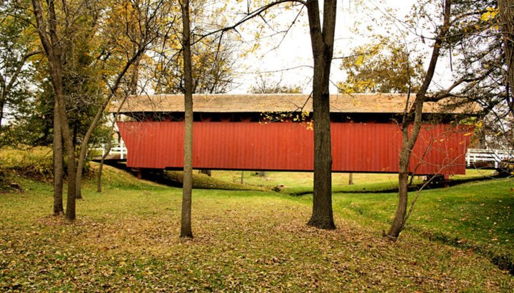 The Enchanting Covered Bridge Hike In Iowa That's Perfect For An Autumn Day