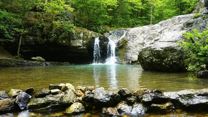 Your Kids Will Love This Easy 1-Mile Waterfall Hike Right Here In Arkansas