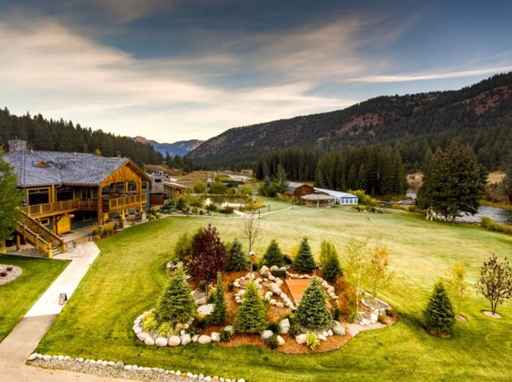 This Super-Secluded Montana Lodge Feels Like Heaven On Earth