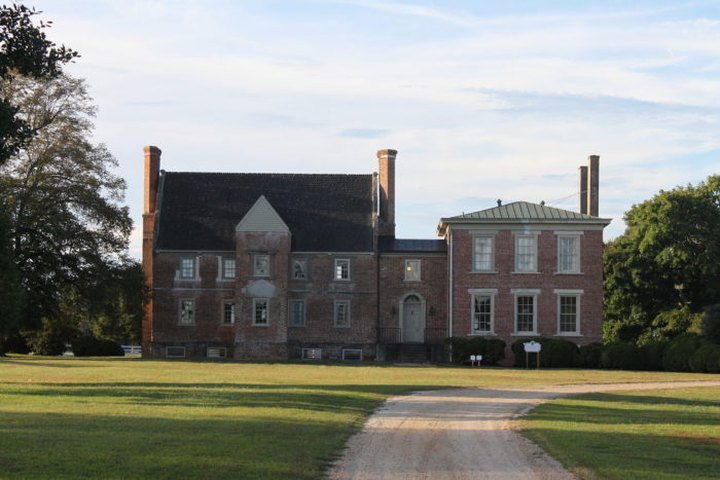 The Oldest Brick House In America, Bacon's Castle, Is Hiding In Virginia And It's Most Definitely Haunted