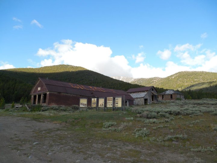 The Idaho Ghost Town That's Perfect For An Autumn Day Trip