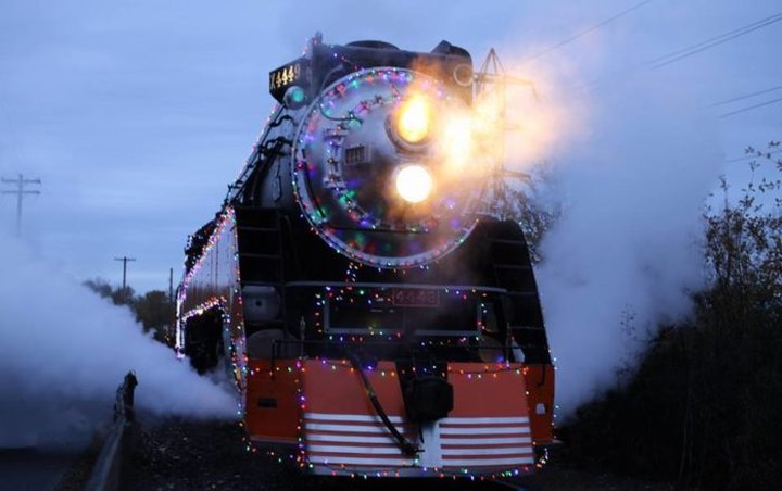 Watch The Oregon Countryside Whirl By On This Unforgettable Christmas Train