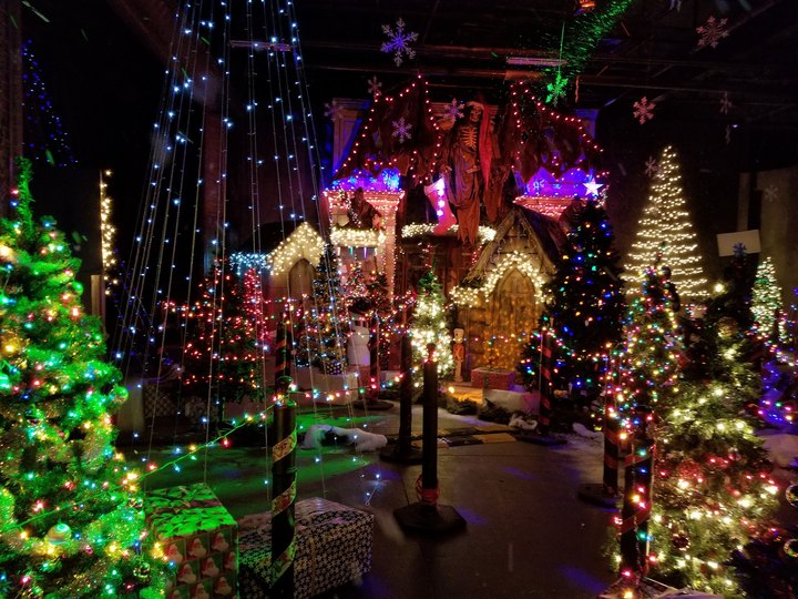 This Haunted Holiday House In Illinois Will Give You A Creepy Christmas