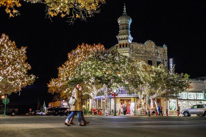Christmas In These 10 Texas Towns Looks Like Something From A Hallmark Movie