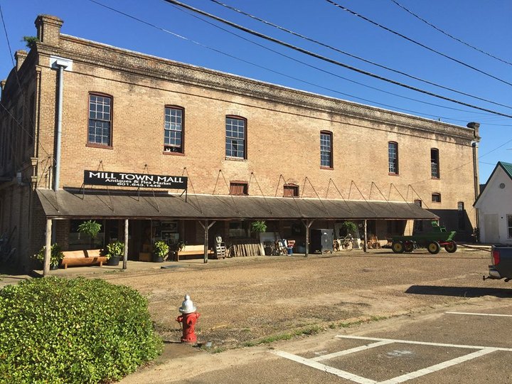 Everyone In Mississippi Should Visit This Epic Flea Market At Least Once